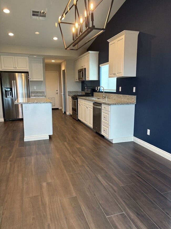 Building Photo - Modern 5-Bedroom Home with Solar – Great C...