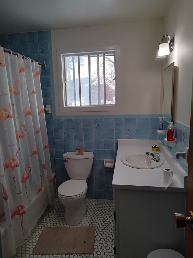 Photo du bâtiment - 945 Admiral Ave