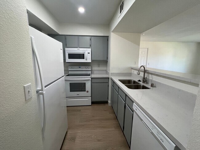 Building Photo - Beautifully Upgraded 2 Br 2 Ba Condo MOVE ...