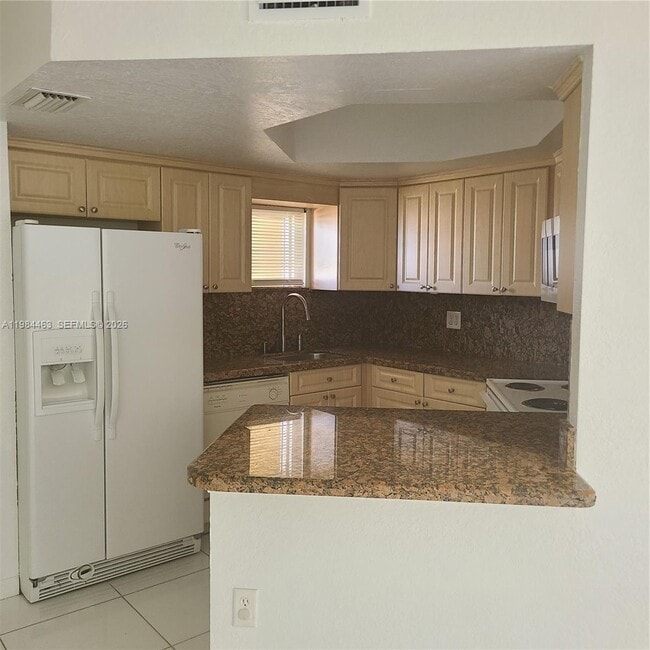 Foto del edificio - 8245 Lake Dr