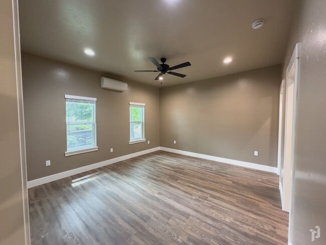 Building Photo - 555 E 4th St