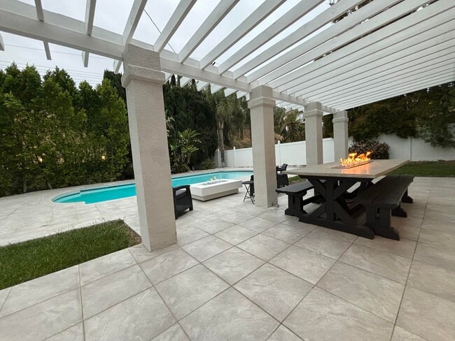 Building Photo - 8731 Topanga Canyon Blvd