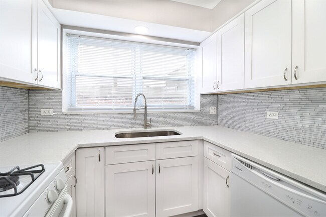 Foto del edificio - 6040 N Troy St