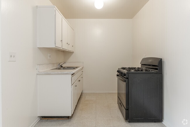 1BR, 1BA - 700SF - Kitchen - Crest View Apartments