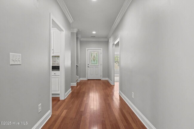 Building Photo - 227 Silver Creek Loop