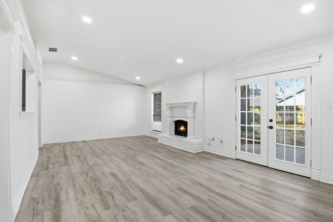 Building Photo - 4 Bed | 2 Bath in Broken Arrow!