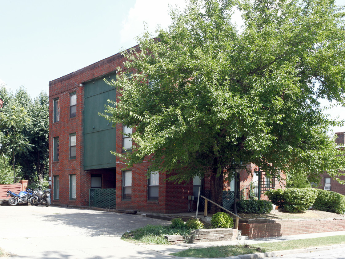 Building Photo - 1401 E 17th Pl
