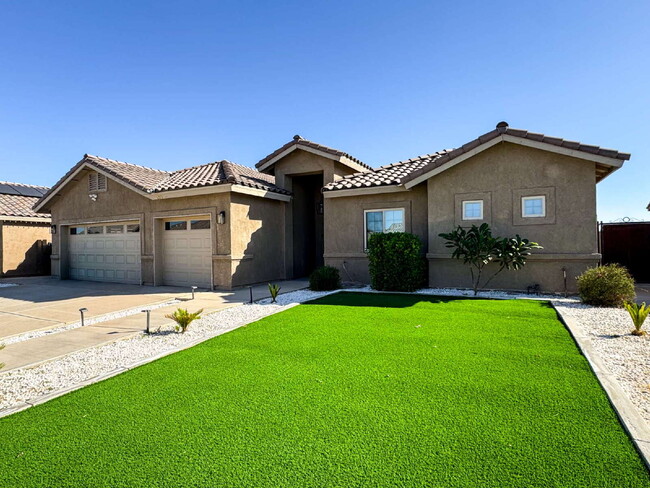 Building Photo - "Spacious 4-Bedroom, 2-Bathroom Home in Yu...