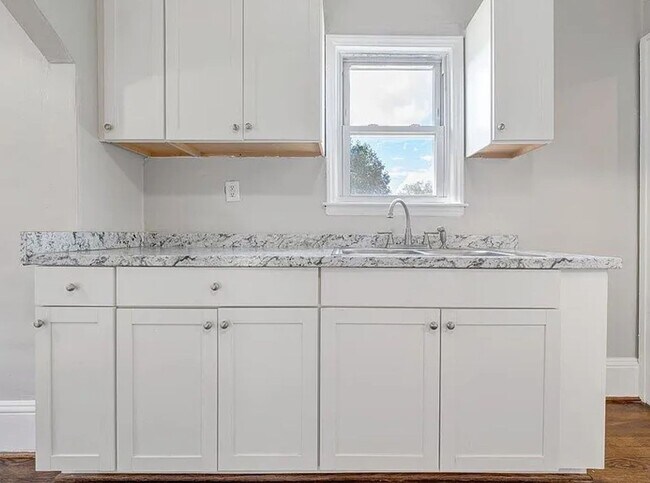 Building Photo - Spacious 3BR House in NW Roanoke. Availabl...