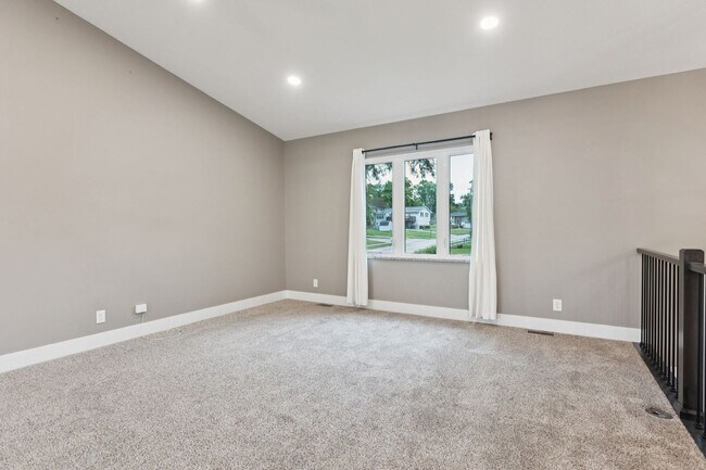 Foto del edificio - Modern 3 Bedroom with Finished Walkout!!