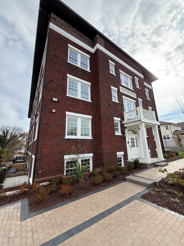 Primary Photo - 2724 E Magnolia Ave