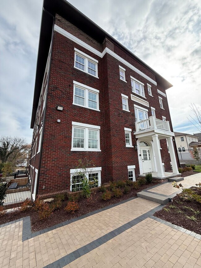 Building Photo - 2724 E Magnolia Ave