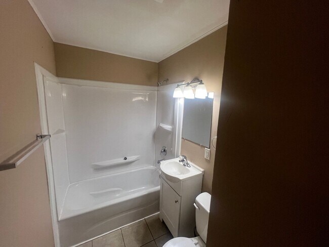 Building Photo - 1180 Noyes Ave 3BR/1BA (Hamilton)