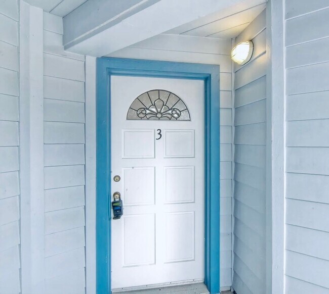 Foto del edificio - Cute 2 Bedroom Condo Steps Away from Endle...