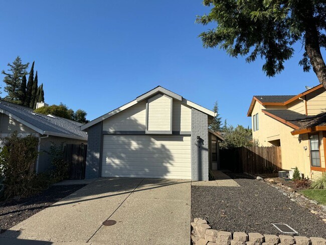 Foto del edificio - NICE SINGLE STORY HOME IN ROSEVILLE