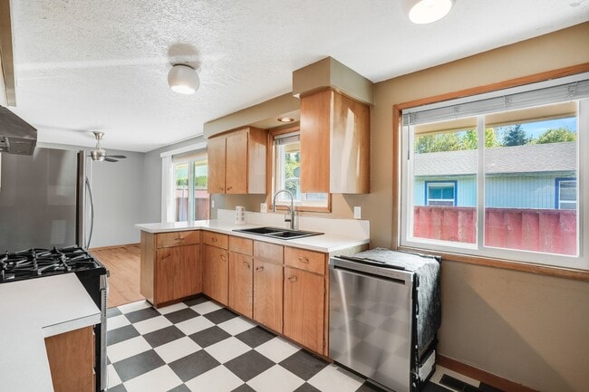 Building Photo - Charming 3 bed, 1.5 bath rental home in Milwaukie!
