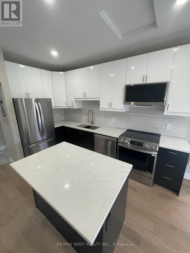 Photo du bâtiment - 104 Cowan Ave