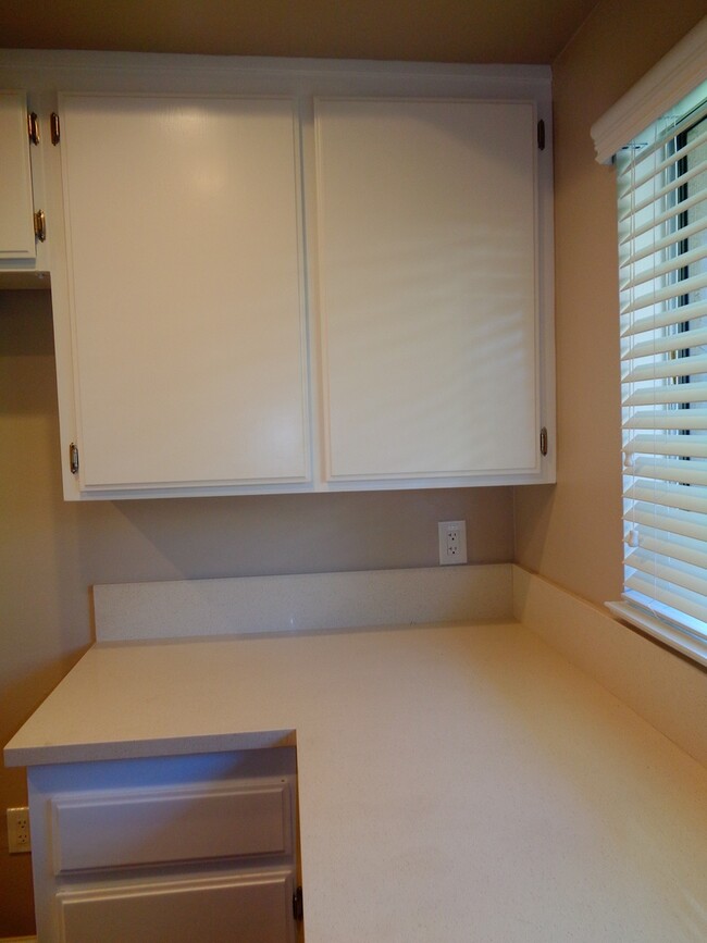 Building Photo - 2 Bed 1.5 Bath Condo, with Central AC in W...