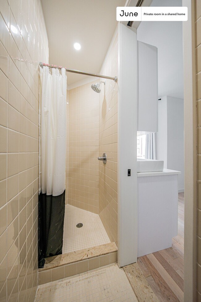 Foto del edificio - Room in Shared 4 bed/4 bath home