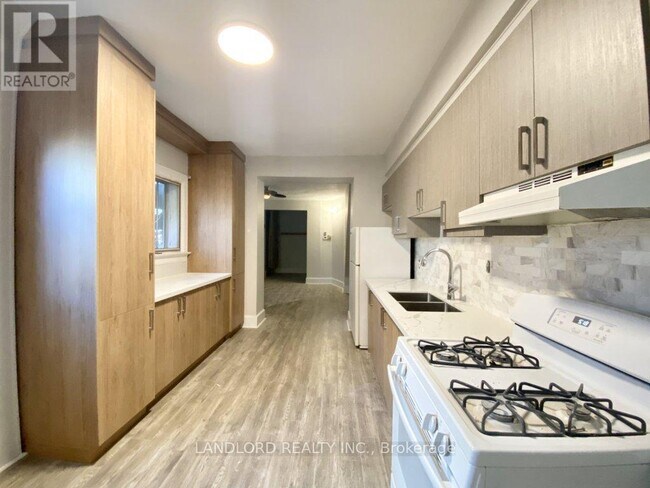 Building Photo - 1078 College St