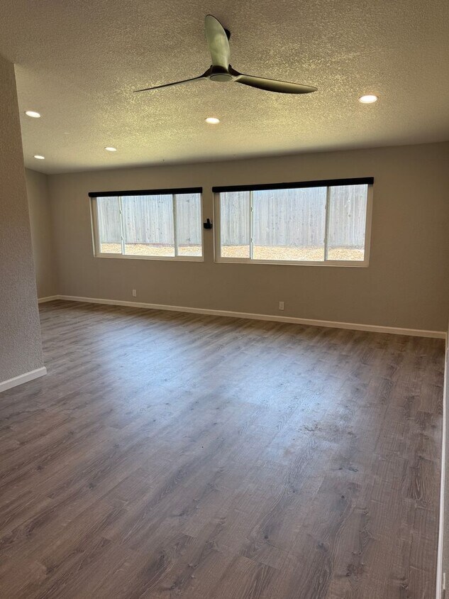 Building Photo - 708 Meadow Way