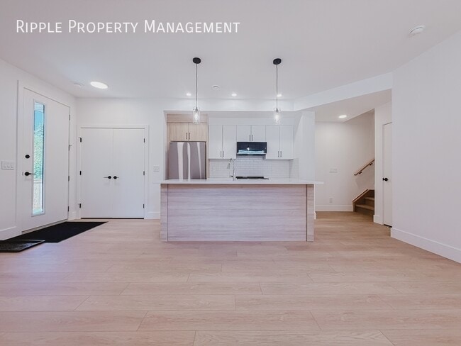 Building Photo - AMAZING 3 BEDS, 2.5 BATHS MULTIPLEX | AIR CONDITIONING & WINDOW COVERINGS