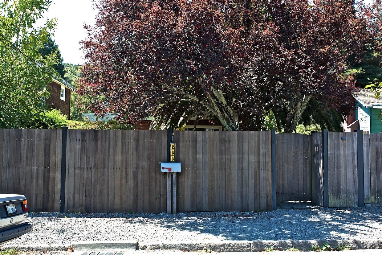 Primary Photo - 233 Evergreen Ave