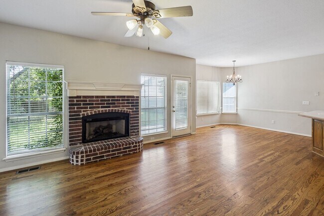 Foto del edificio - Spacious 4 Bedroom + Bonus Room