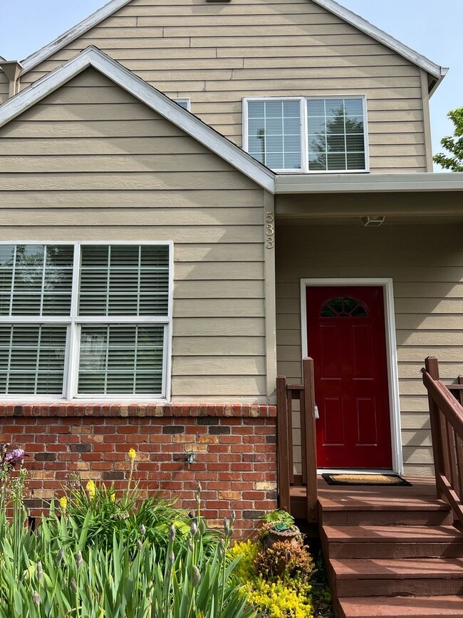 Building Photo - 2 Bed, 2 1/2 Bath townhome close to the River!