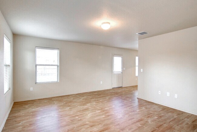 Foto del edificio - Enclave at Northeast Crossing - 7530 Whisp...