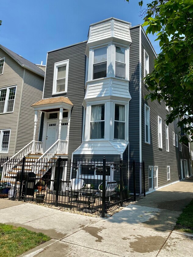 Primary Photo - 3301 N Oakley Ave