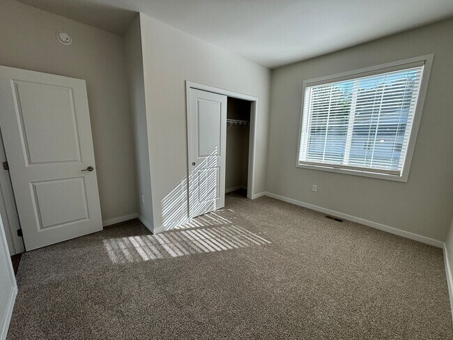Building Photo - One Month Free- 3 bdrm/2 bath townhomes