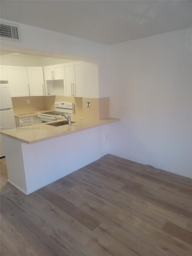 Primary Photo - 2194 W 60th St