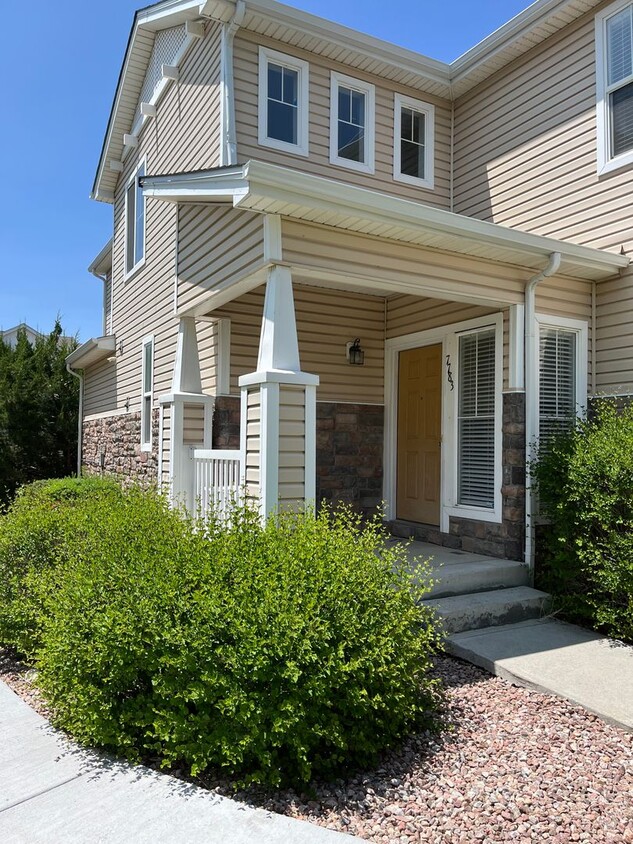 Foto principal - TWO STORY TOWNHOME WITH 2-CAR GARAGE IN FO...