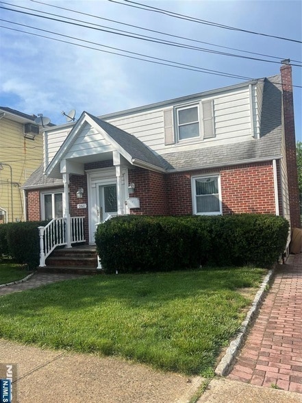 Building Photo - 261 Hathaway St