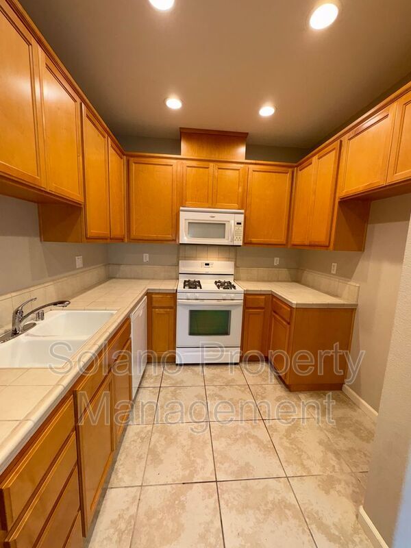 Building Photo - 424 Rosso Ct