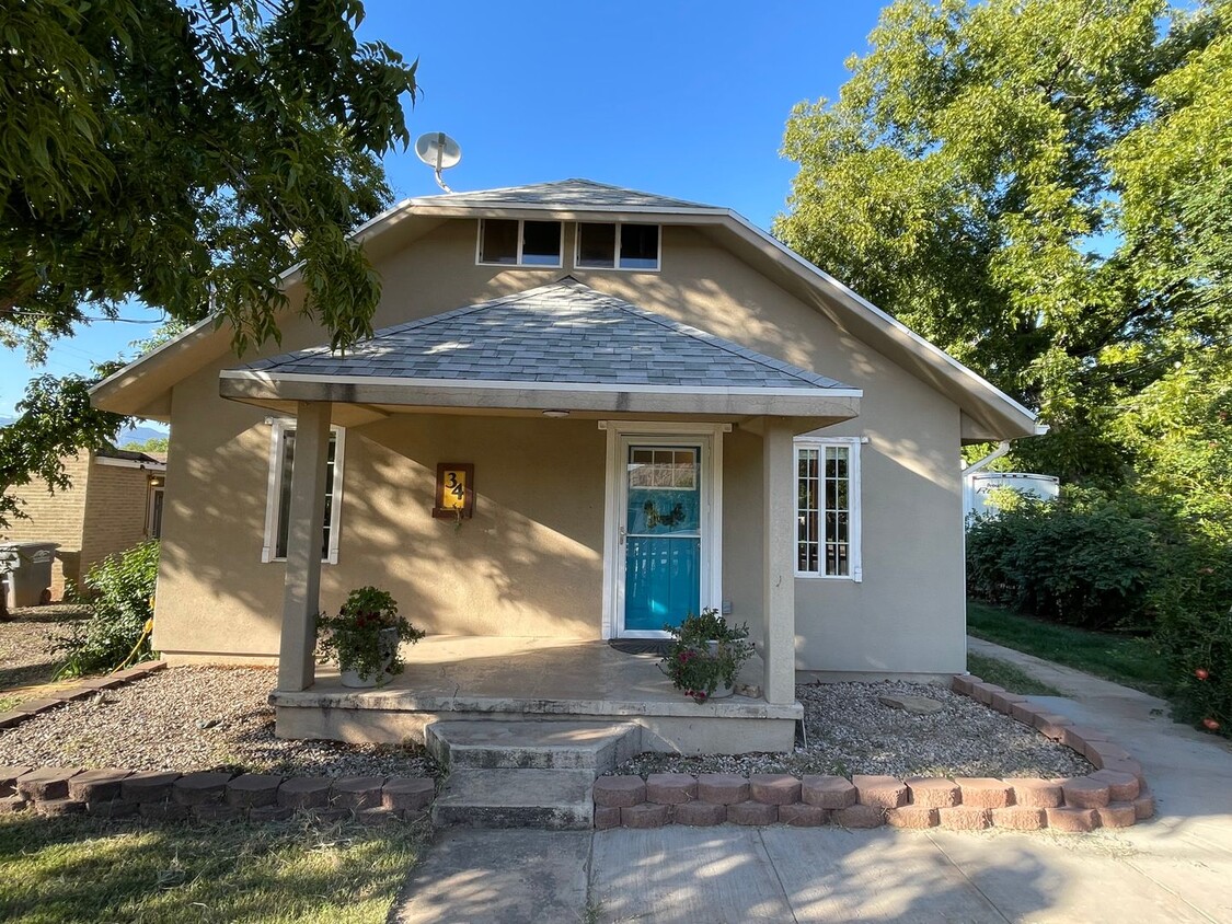 Foto principal - Cozy Historic Hurricane Home w/ Large Lot!...