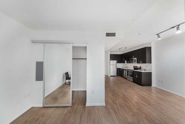 Foto del edificio - ~2 MONTHS FREE~ Incredible Contemporary St...