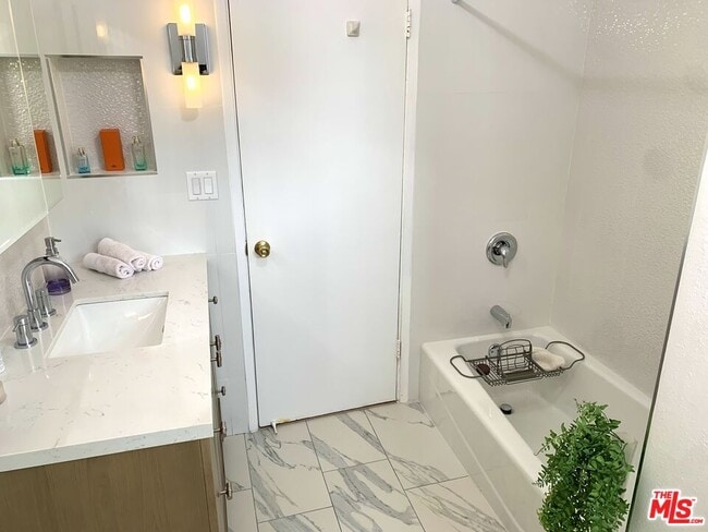 Building Photo - 11138 Aqua Vista St