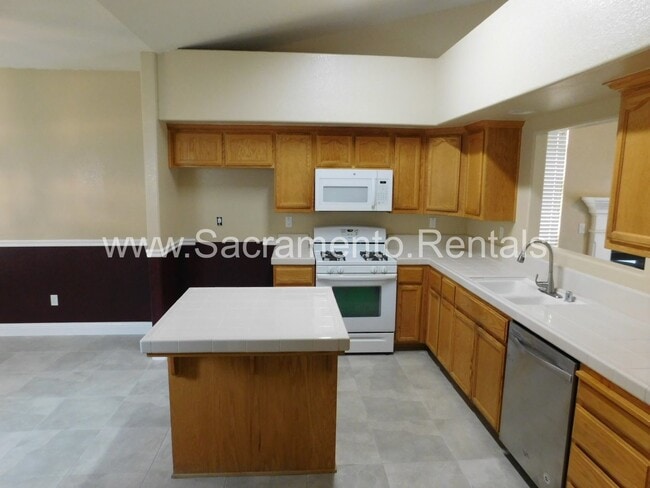 Building Photo - A Spacious Lincoln 3bd/2ba Home with 3 Car...