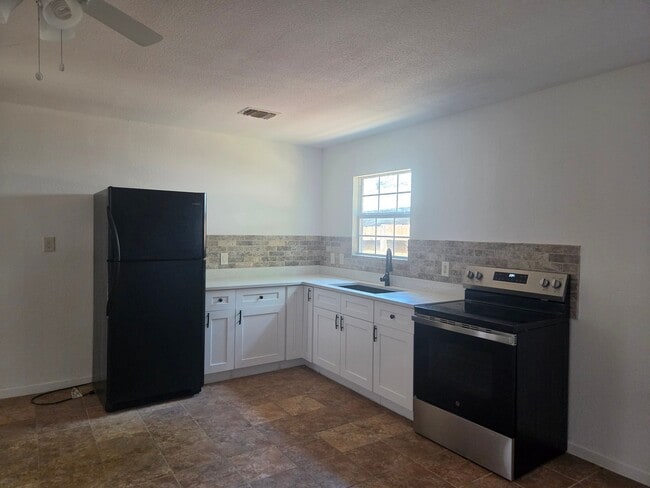 Building Photo - 210 N San Jacinto St