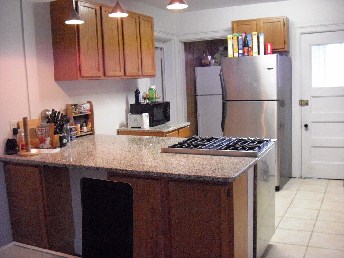 Primary Photo - 122 College Avenue