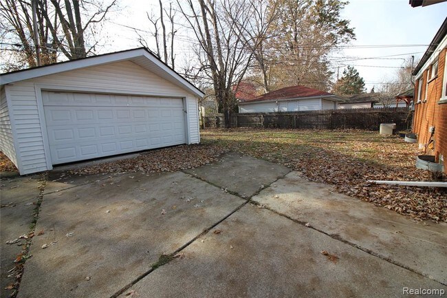 Building Photo - 20324 Kenmore Ave