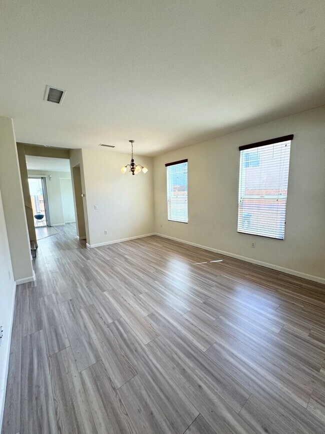 Foto del edificio - THREE BEDROOM TWO AND A HALF BATH POOL USE SEE VIDEO
