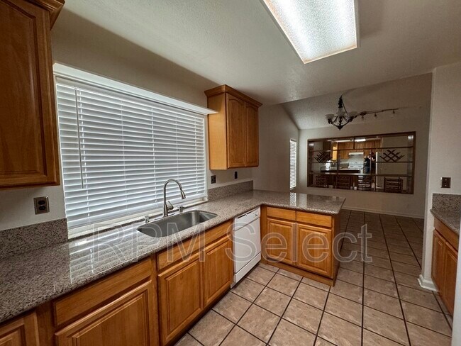 Foto del edificio - 8364 Bloomington Dr