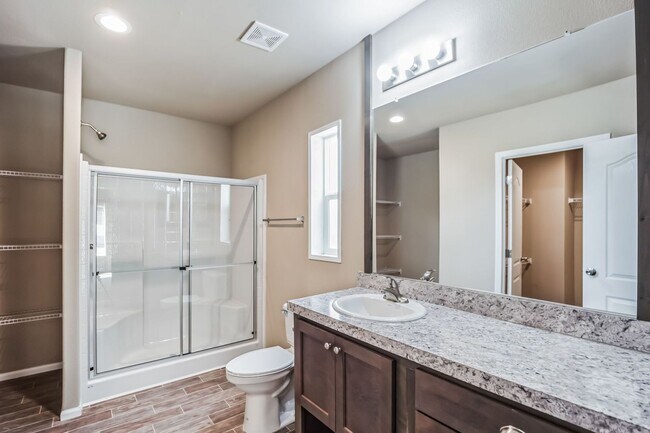 Building Photo - 1/2 off first month's rent and free Samsun...