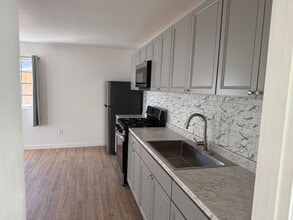Building Photo - 910 Deodar Rd