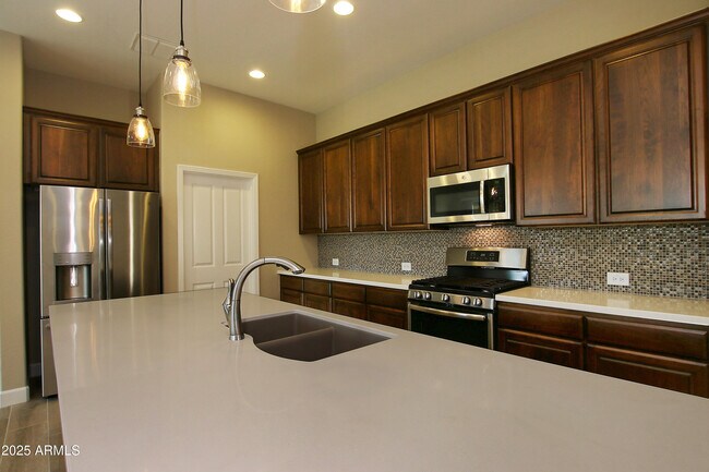 Foto del edificio - 16931 W Holly St