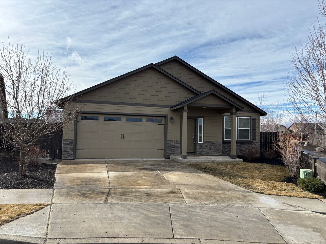 Primary Photo - Redmond Home with Large Fenced Yard and Co...