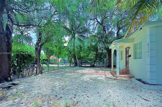 Building Photo - 6701 NE Miami Pl